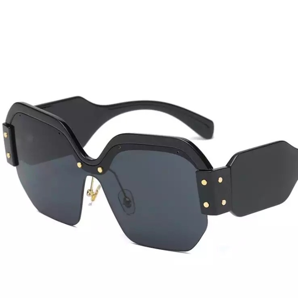 Chic sunglasses 😎 - Picture 4 of 5